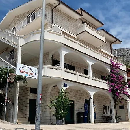 Schoene In Mit Grossem Balkon Apartamento