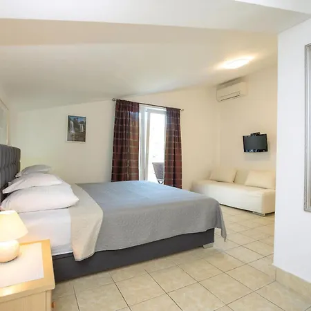 Apartamento Schoene In Mit Grossem Balkon Duće